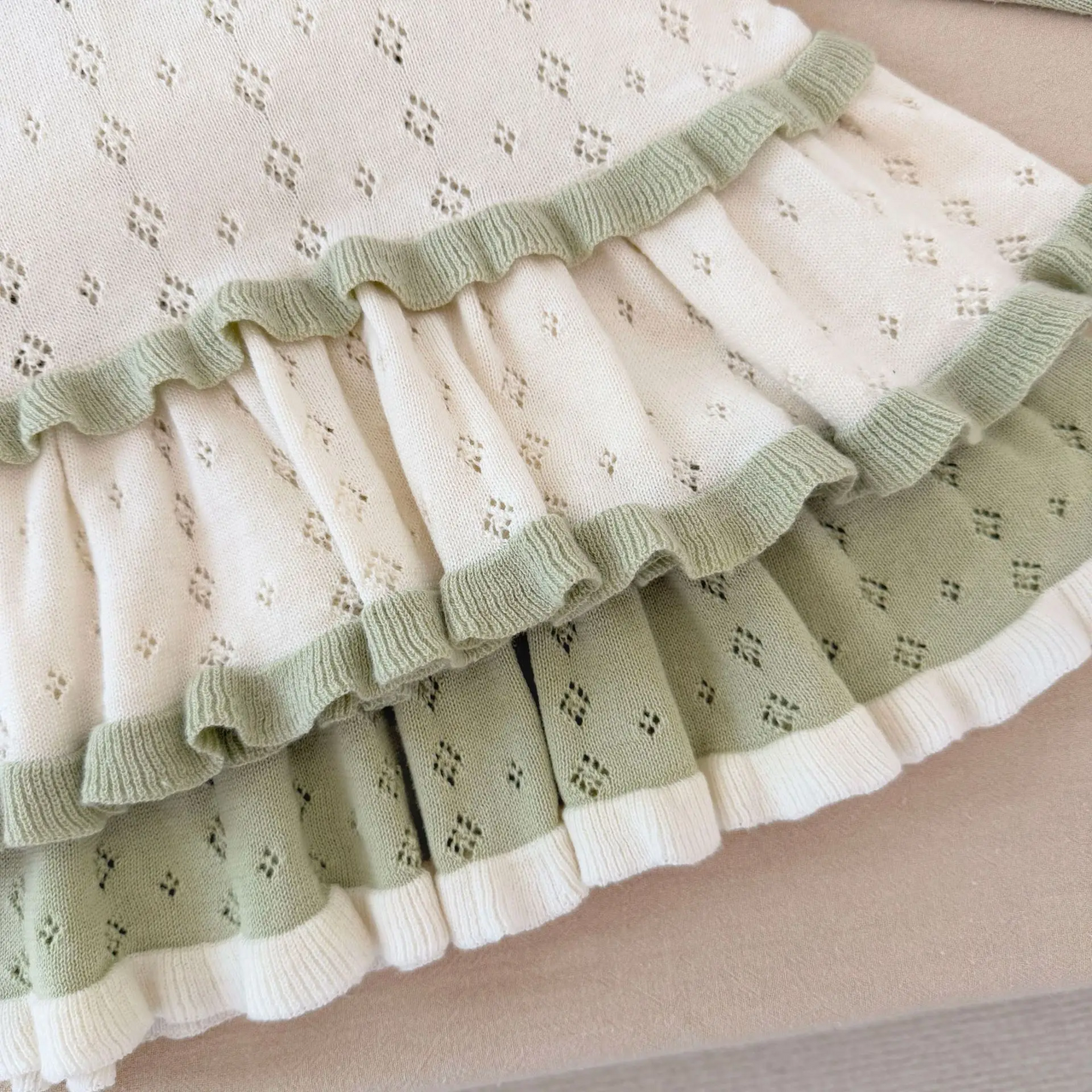 MiniBelle – Elegancka i delikatna – dzianinowa sukienka dla niemowląt z falbanką