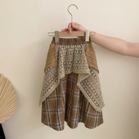 Thumbnail for TinyTrends – Styl boho chic i uroczy – szydełkowany top z plisowaną spódnicą w kratkę