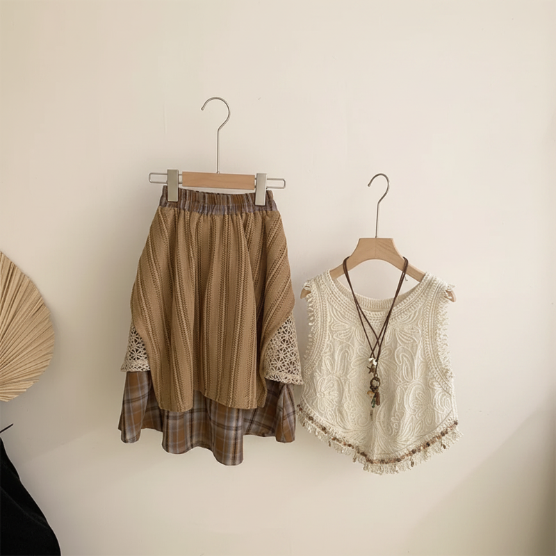 TinyTrends – Styl boho chic i uroczy – szydełkowany top z plisowaną spódnicą w kratkę
