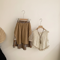 Thumbnail for TinyTrends – Styl boho chic i uroczy – szydełkowany top z plisowaną spódnicą w kratkę