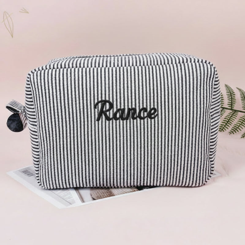 Striped Name Pouch – spersonalizowana i stylowa kosmetyczka
