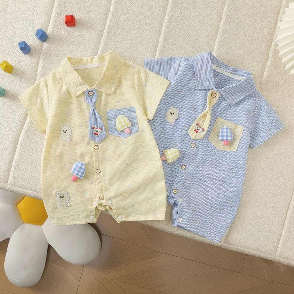KiddoStyle – Uroczy i miękki – dziecięcy kombinezon z krawatem i naszywką