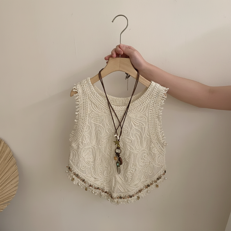 TinyTrends – Styl boho chic i uroczy – szydełkowany top z plisowaną spódnicą w kratkę