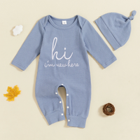 Thumbnail for CuddleBaby – Cześć, jestem tu nowa – zestaw składający się z kombinezonu dla niemowląt i czapeczki
