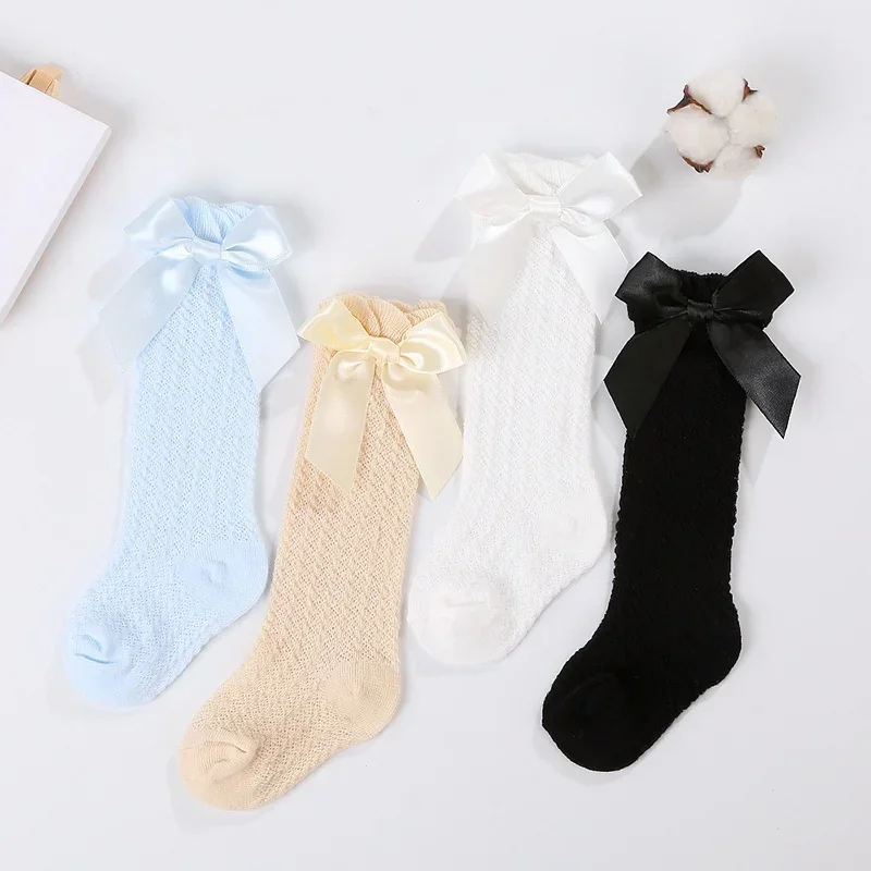 LittleCharm – Delikatne i eleganckie – dziewczęce podkolanówki z kokardką