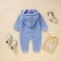 Thumbnail for SoftKnit – Ciepły i uroczy – dzianinowy kombinezon dla niemowląt z kapturem