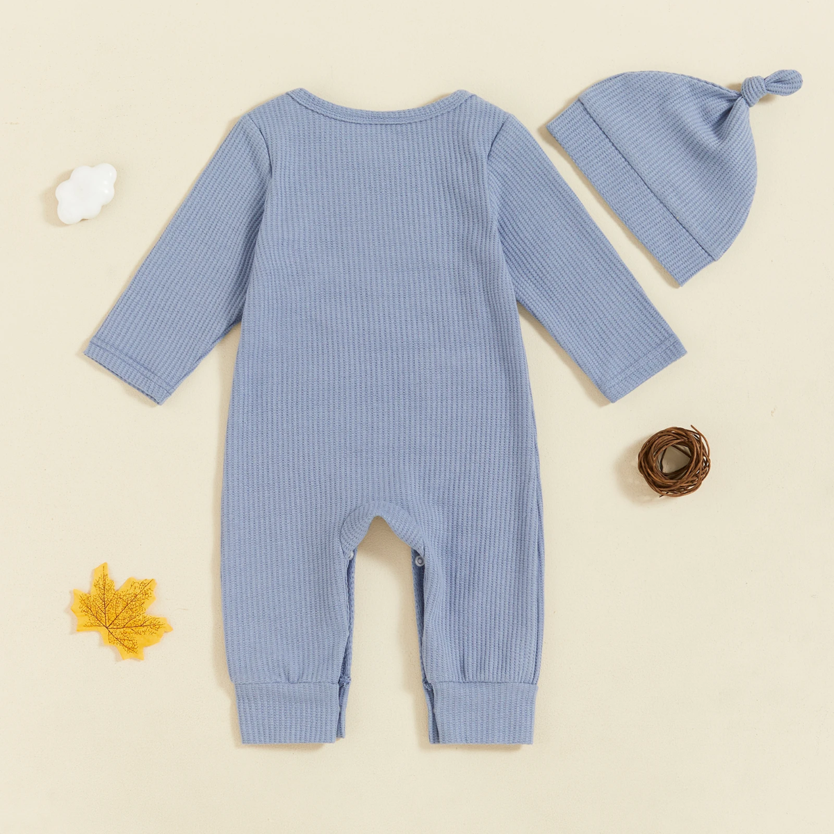 CuddleBaby – Cześć, jestem tu nowa – zestaw składający się z kombinezonu dla niemowląt i czapeczki