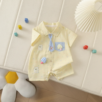 Thumbnail for KiddoStyle – Uroczy i miękki – dziecięcy kombinezon z krawatem i naszywką