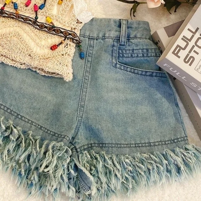 MiniChic – Stylowy i wygodny – zestaw składający się z bluzki w stylu boho i dżinsowych szortów