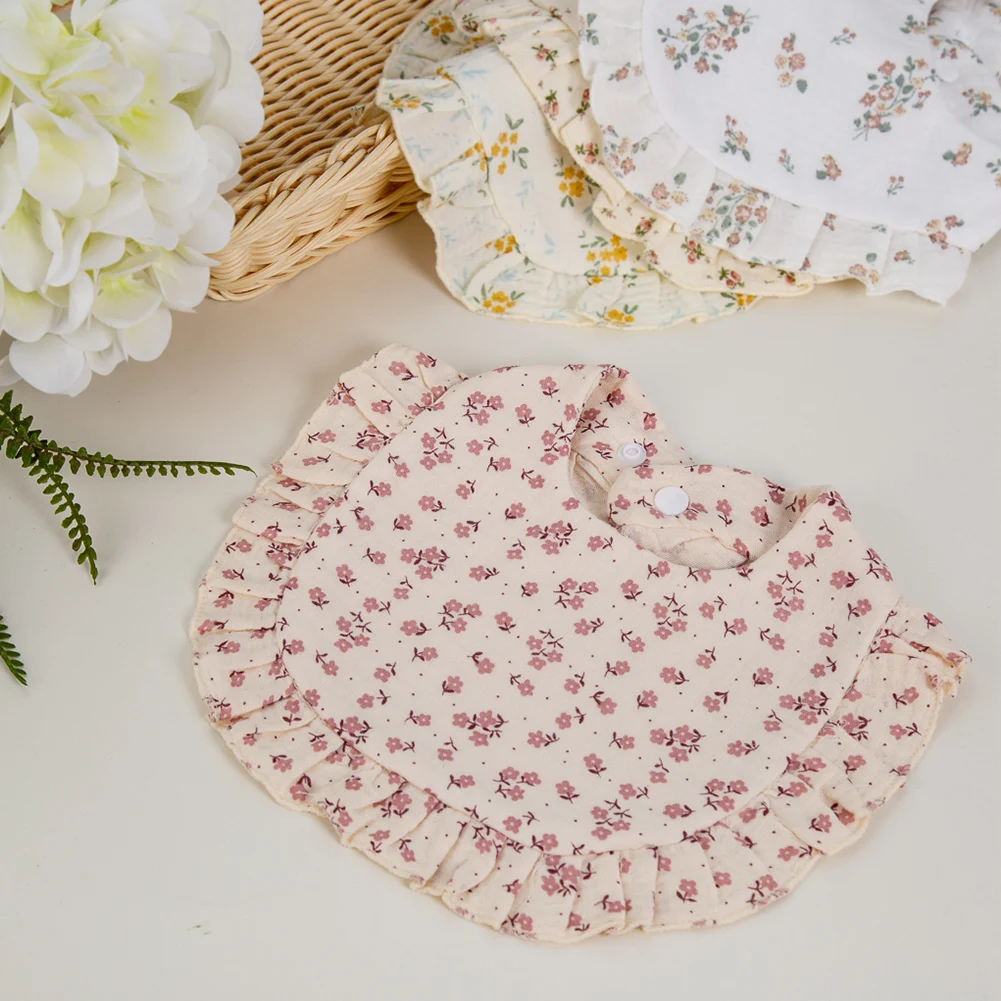 BabyBloom – Urocze i wygodne – śliniaczek dla niemowląt z falbaną