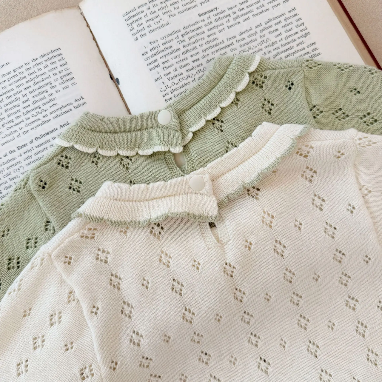 MiniBelle – Elegancka i delikatna – dzianinowa sukienka dla niemowląt z falbanką