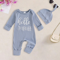 Thumbnail for CuddleBaby – Cześć, jestem tu nowa – zestaw składający się z kombinezonu dla niemowląt i czapeczki