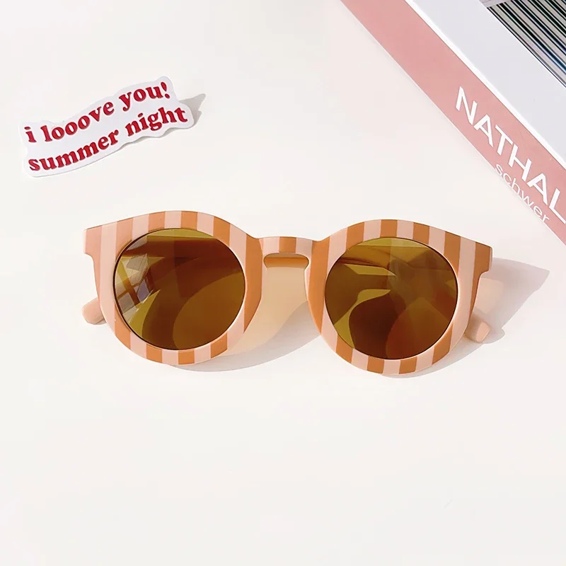 Colorful Kids Sun Shades – Ochrona przed promieniowaniem UV i stylowy wygląd – okulary przeciwsłoneczne dla dzieci