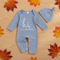Thumbnail for CuddleBaby – Cześć, jestem tu nowa – zestaw składający się z kombinezonu dla niemowląt i czapeczki