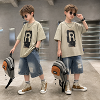 Thumbnail for CoolBoys – Stylowy i wygodny – strój dla chłopców z koszulką i dżinsowymi szortami