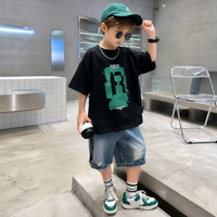 Thumbnail for CoolBoys – Stylowy i wygodny – strój dla chłopców z koszulką i dżinsowymi szortami