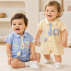 KiddoStyle – Uroczy i miękki – dziecięcy kombinezon z krawatem i naszywką