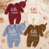 CuddleBaby – Cześć, jestem tu nowa – zestaw składający się z kombinezonu dla niemowląt i czapeczki