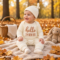 Thumbnail for CuddleBaby – Cześć, jestem tu nowa – zestaw składający się z kombinezonu dla niemowląt i czapeczki