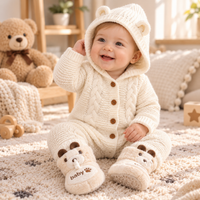 Thumbnail for SoftKnit – Ciepły i uroczy – dzianinowy kombinezon dla niemowląt z kapturem