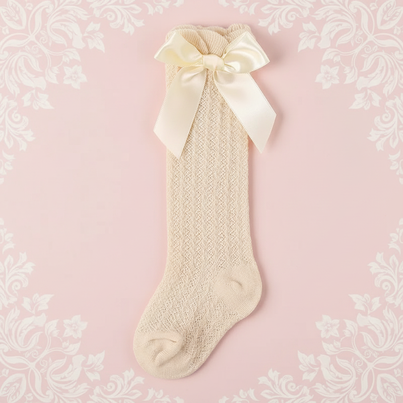 LittleCharm – Delikatne i eleganckie – dziewczęce podkolanówki z kokardką