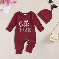 Thumbnail for CuddleBaby – Cześć, jestem tu nowa – zestaw składający się z kombinezonu dla niemowląt i czapeczki