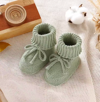 Thumbnail for SnuggleSteps – Ciepłe i miękkie – dzianinowe buciki dla niemowląt