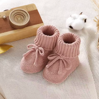 Thumbnail for SnuggleSteps – Ciepłe i miękkie – dzianinowe buciki dla niemowląt