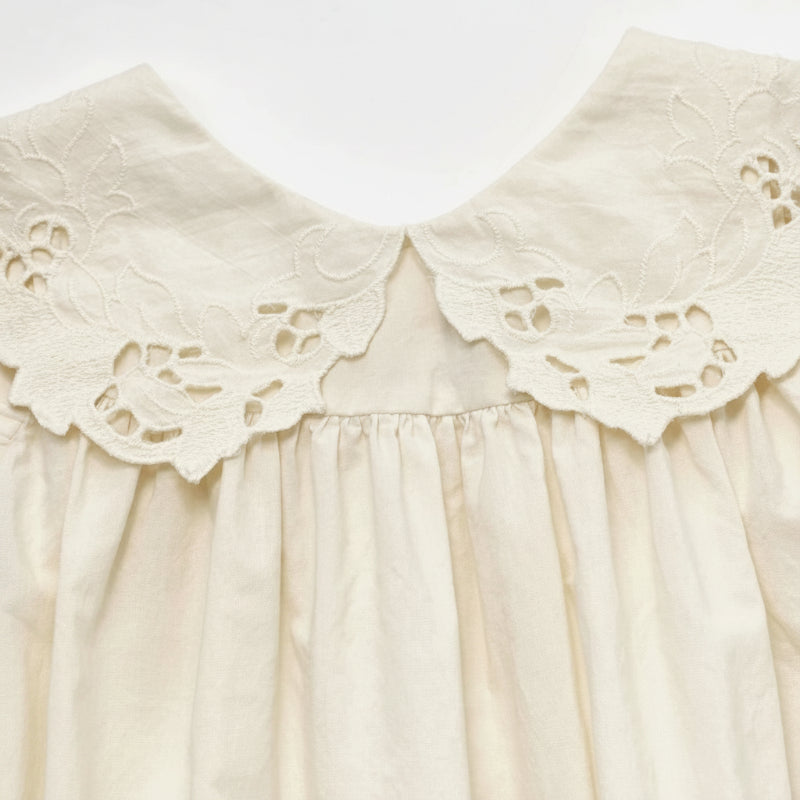 Sleeveless Dress – Elegancka i wygodna – sukienka z koronkowym kołnierzem