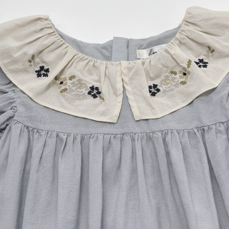 Princess Dress – Stylowa i wygodna – sukienka z haftowanym kołnierzem