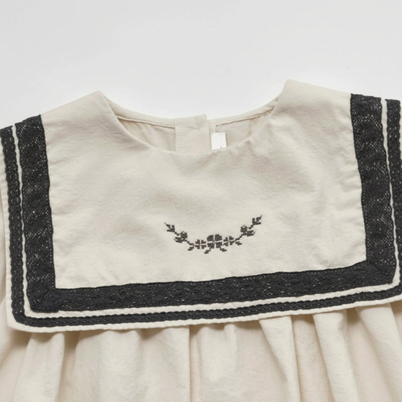 Sailor Top – Elegancka i wygodna – bluzka z koronkowymi wykończeniami i bufiastymi rękawami