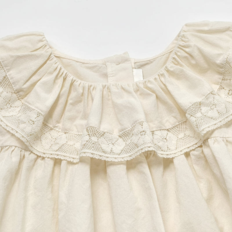 Ruffle Collar Top – Elegancka i wygodna – bluzka z ozdobnym kołnierzykiem i bufiastymi rękawami