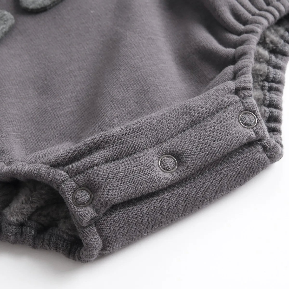 Mini Fashion – Weicher Fleece-Strampler mit Dino-Aufdruck