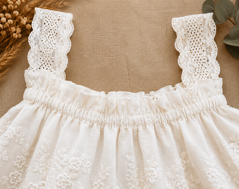 TinyLuxe – Letni komplet z koronkową bluzką i spodniami z szerokimi nogawkami