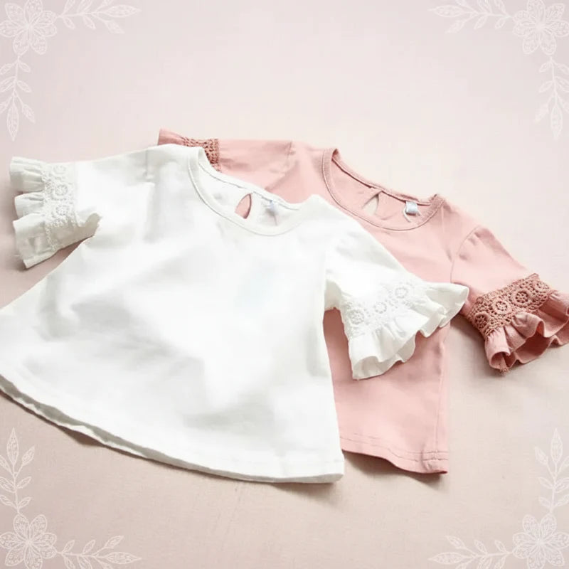 Girls Trumpet Sleeve Top – Elegancja i wygoda – rękawy z koronką