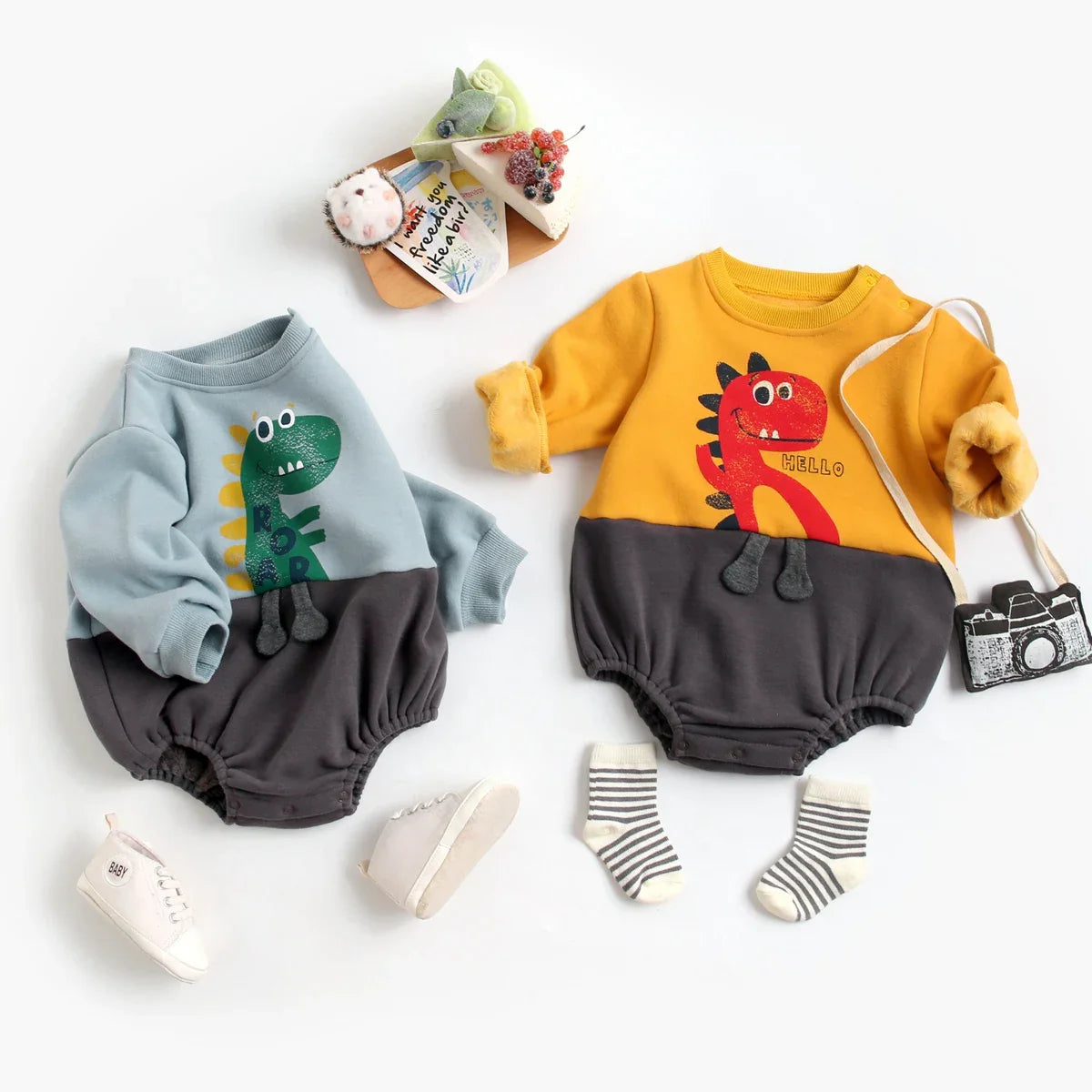 Mini Fashion – Weicher Fleece-Strampler mit Dino-Aufdruck