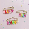 Personalized Charm Pin – Osobista i stylowa – broszka z imieniem