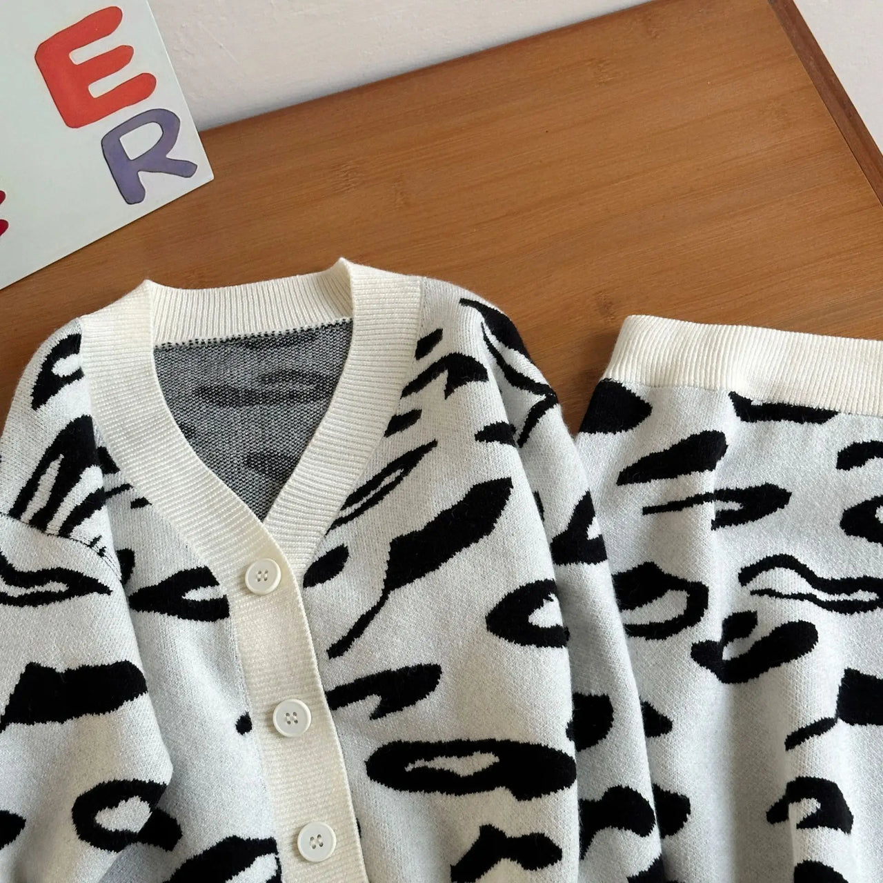 Mini Fashion™ - Ciepły i stylowy beżowy - Uroczy wiosenny zestaw dziecięcy