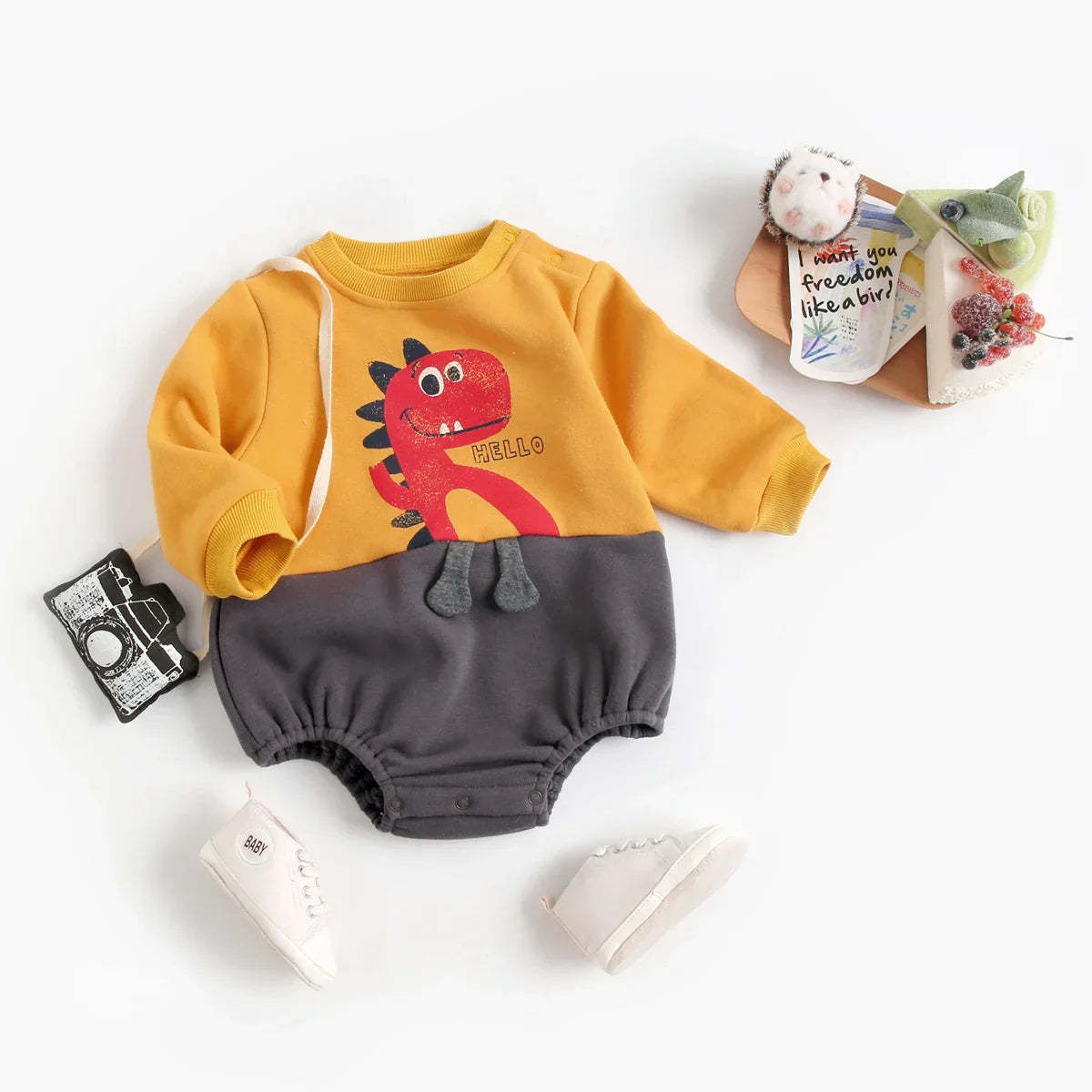 Mini Fashion – Weicher Fleece-Strampler mit Dino-Aufdruck