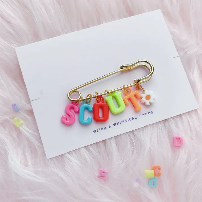 Personalized Charm Pin – Osobista i stylowa – broszka z imieniem